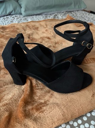 Sandalias negras de tacón