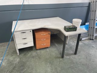 Mesa de oficina madera y metal