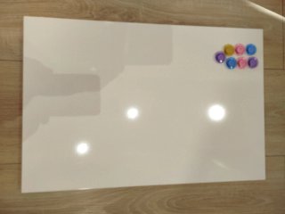 Pizarra magnética blanca con imanes