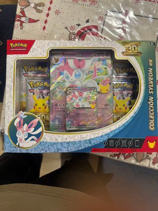 Caja Pokémon Sylveon EX Celebración 30 Aniversario