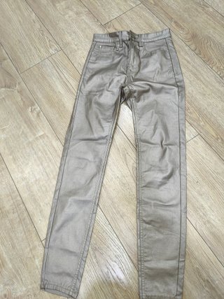 Pantalón metalizado Stradivarius