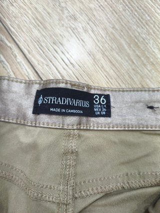 Pantalón metalizado Stradivarius