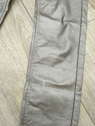 Pantalón metalizado Stradivarius