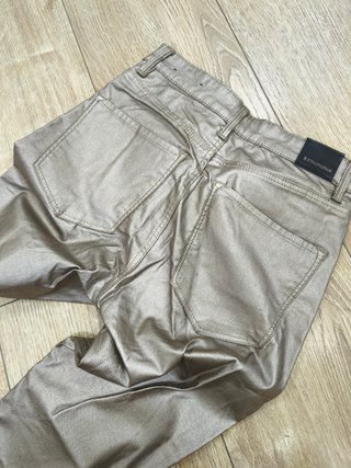 Pantalón metalizado Stradivarius