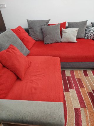 Sofá rinconera gris y rojo