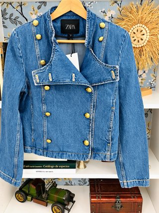 Chaqueta vaquera doble botonadura dorada