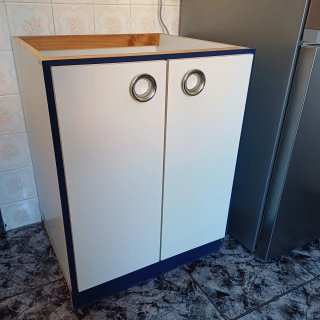 Mueble bajo cocina blanco y azul