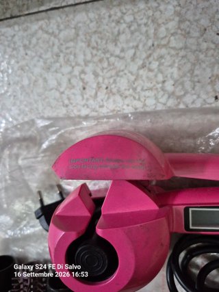 Piastra per capelli rosa con accessori