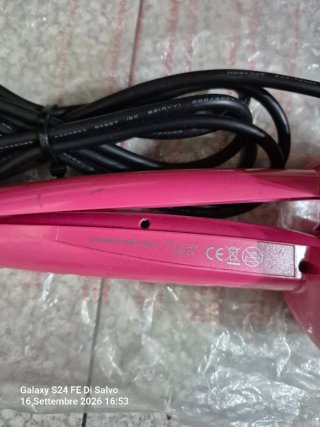 Piastra per capelli rosa con accessori