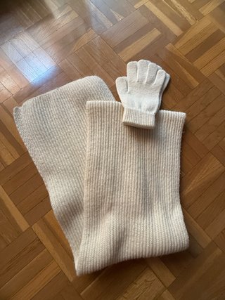 Bufanda y guantes de punto beige