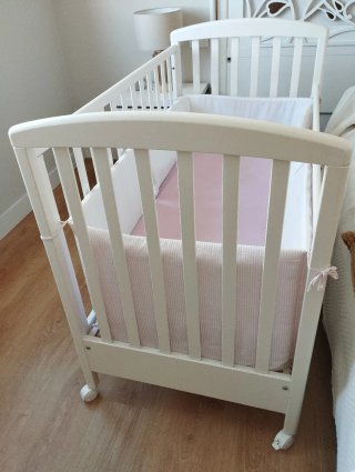 Cuna de madera blanca  70x130 cm. ( Muy AMPLIA)