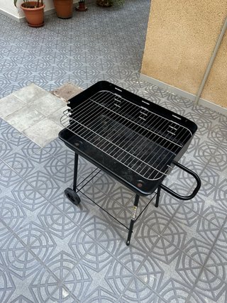 Barbacoa de carbón metálica negra