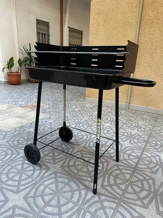 Barbacoa de carbón metálica negra