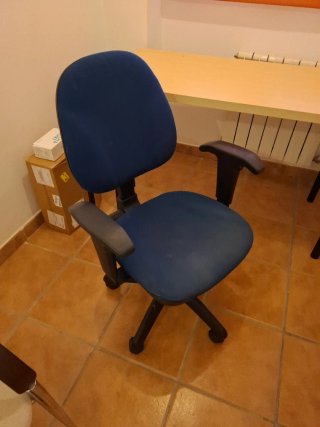 Silla de oficina azul y negra Elevable