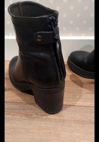 Botines de piel negros