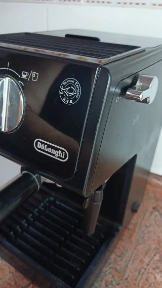 Cafetera Espresso Delonghi Negra