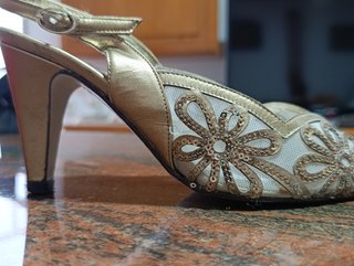 Zapatos de tacón dorados con bolso