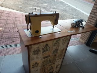 Máquina de coser Singer antigua a pedal