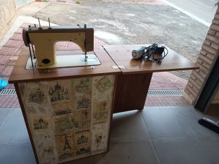 Máquina de coser Singer antigua a pedal