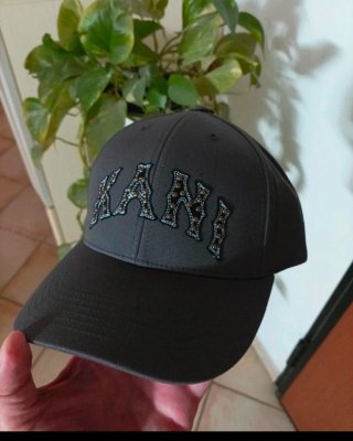 Cappello Kani uomo grigio con borchie