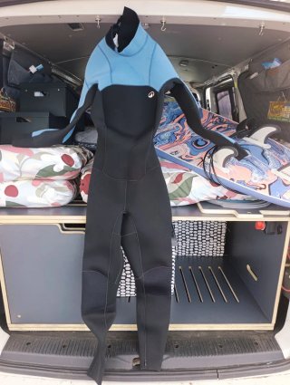 Traje de surf neopreno azul y negro