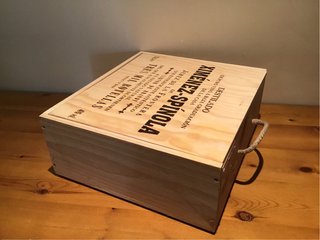 Caja de madera con asa y tapa corredera