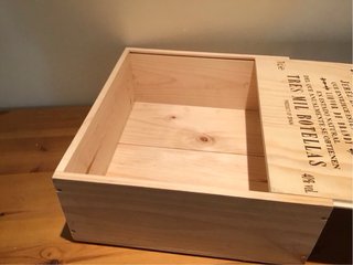 Caja de madera con asa y tapa corredera