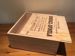 Caja de madera con asa y tapa corredera