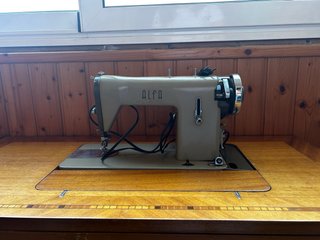 Mesa de coser Alfa antigua