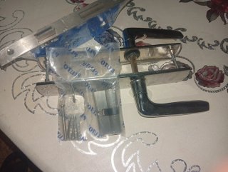 Cerradura y manillas de puerta