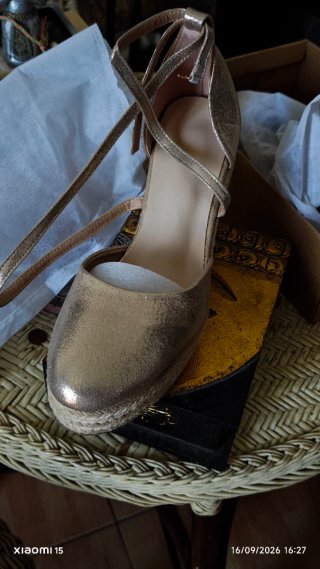 Sandalias doradas cuña esparto