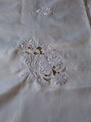 Mantel y servilletas bordados