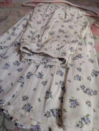 Falda larga Stradivarius con flores azules