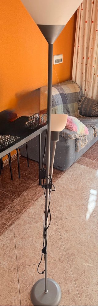 Lámpara de pie gris y blanca