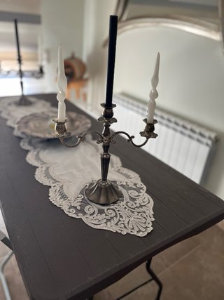 Candelabros antiguos de metal y cristal