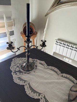 Candelabros antiguos de metal y cristal