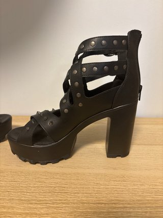 Sandalias negras con tachuelas y plataforma