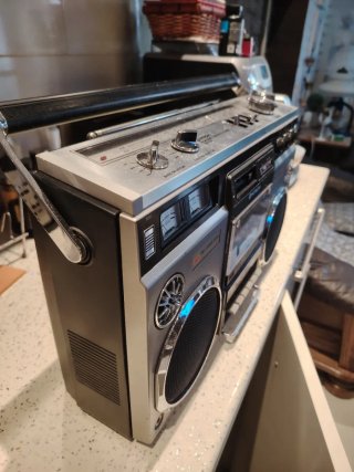 Hitachi TRK-8155E Boombox Radio Cassette