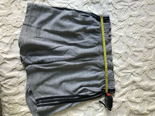 Bermuda gris con rayas negras talla S.