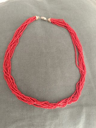 Collana di pietre rosse