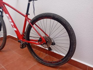 Bicicleta de montaña BH roja