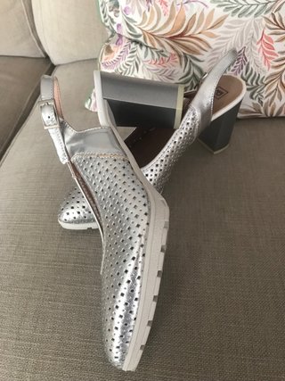 Zapatos destalonados Pitillos tacón plateados