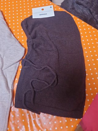 Jersey Bershka Beige y Balaclava Marrón