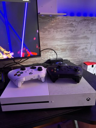 Xbox One S Blanca con 2 mandos precio negociable
