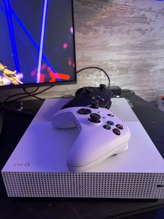 Xbox One S Blanca con 2 mandos precio negociable