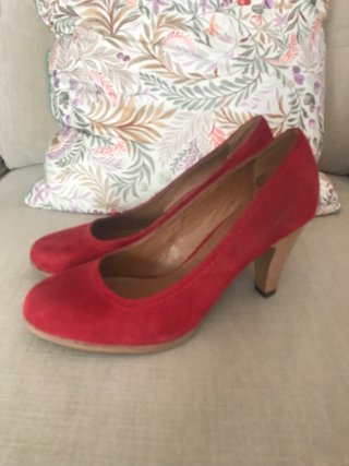 Zapatos de tacón rojos de ante
