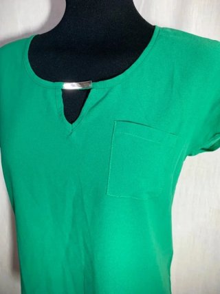 Blusa verde con bolsillo