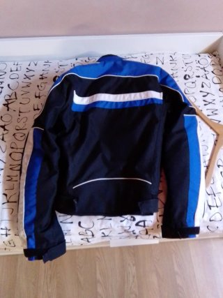 Chaqueta de moto azul y negra