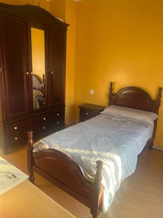 Cama y mesita de noche de madera macisa