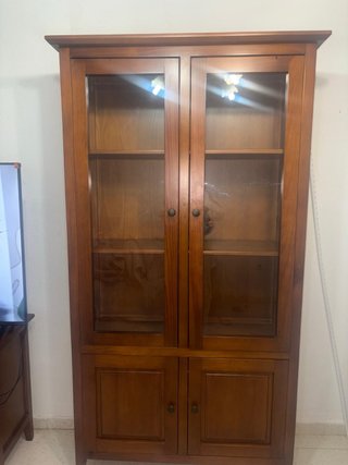 Mueble de madera con vitrina y cajones